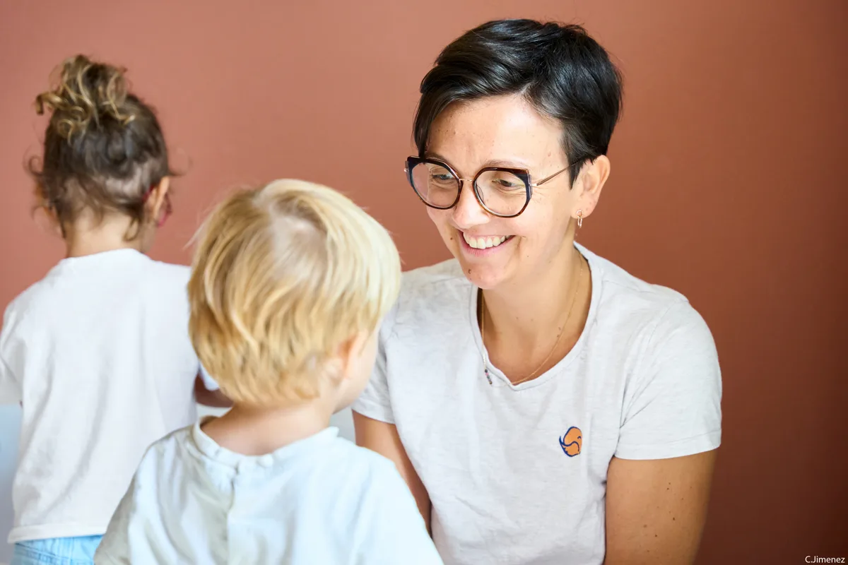 Une éducatrice de La Maison de Pilou avec des enfants